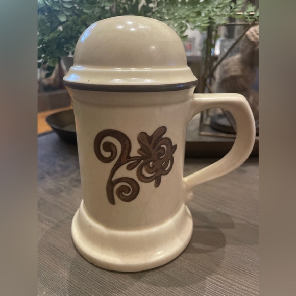 Vintage Pfaltzgraff Village large handled spice cheese shaker, 4 holes muffineer - Picture 1 of 5
